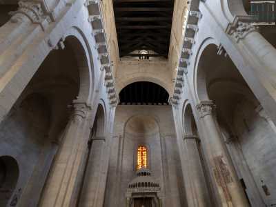 ...che si sviluppa su tre navate che culminano in tre absidi